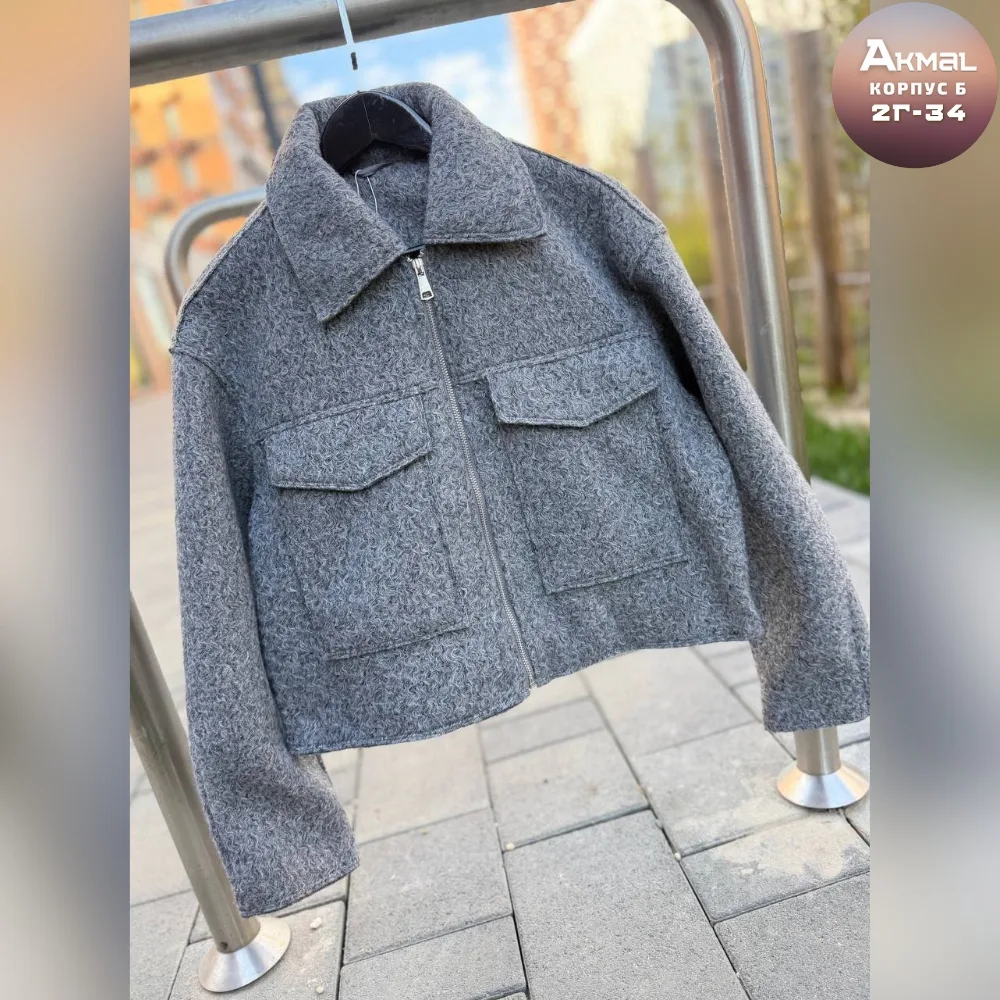 Широкая короткая куртка на молнии с накладными большими — фото 1