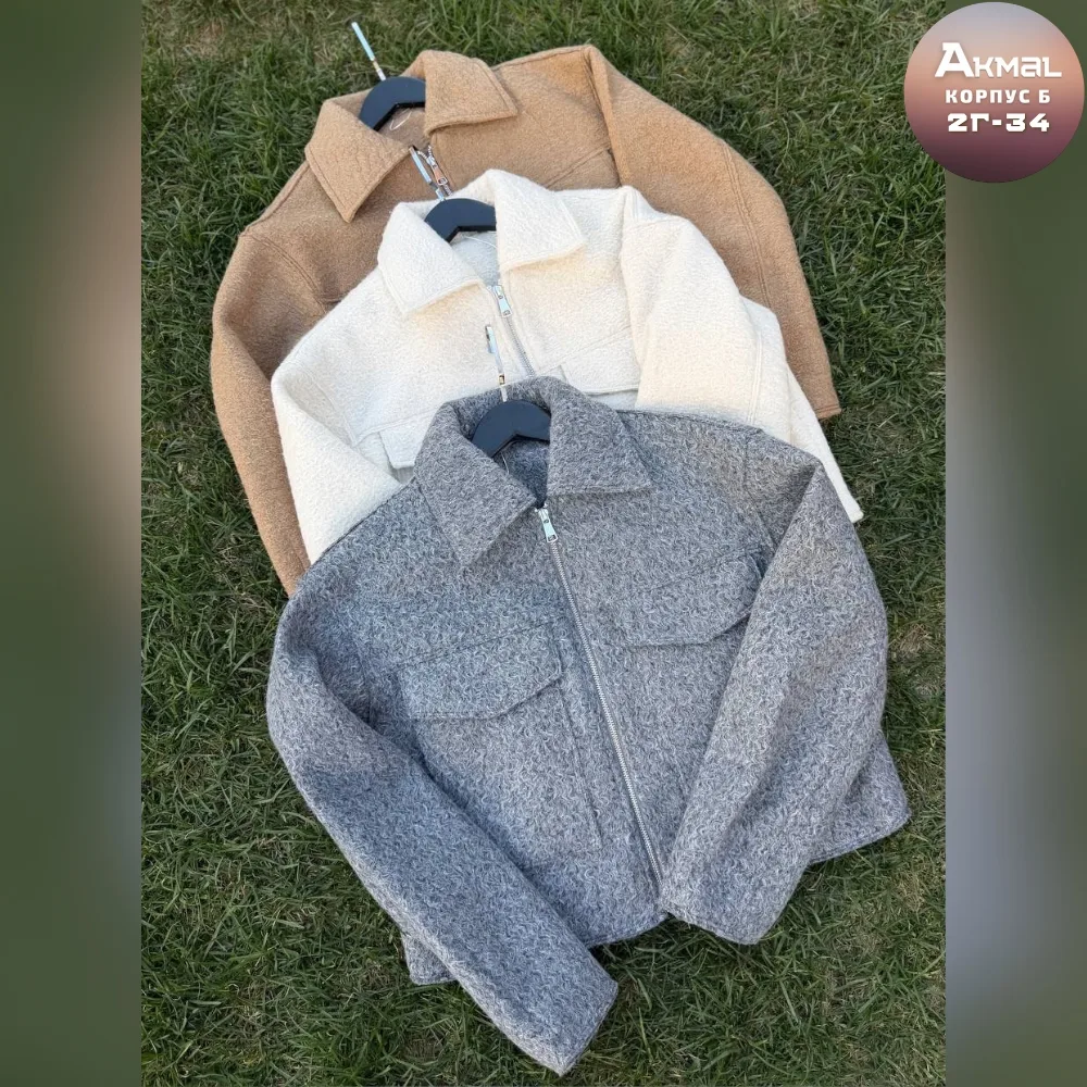 Широкая короткая куртка на молнии с накладными большими — фото 2