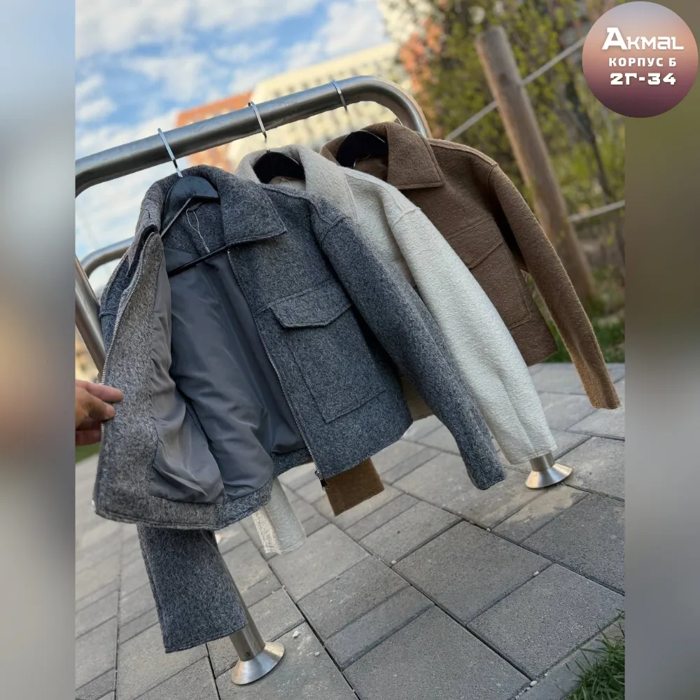 Широкая короткая куртка на молнии с накладными большими — фото 5