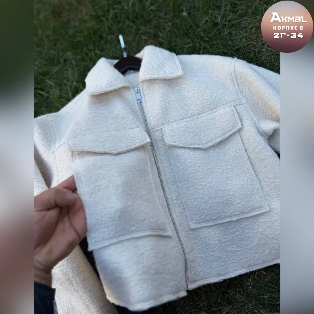 Широкая короткая куртка на молнии с накладными большими — фото 7
